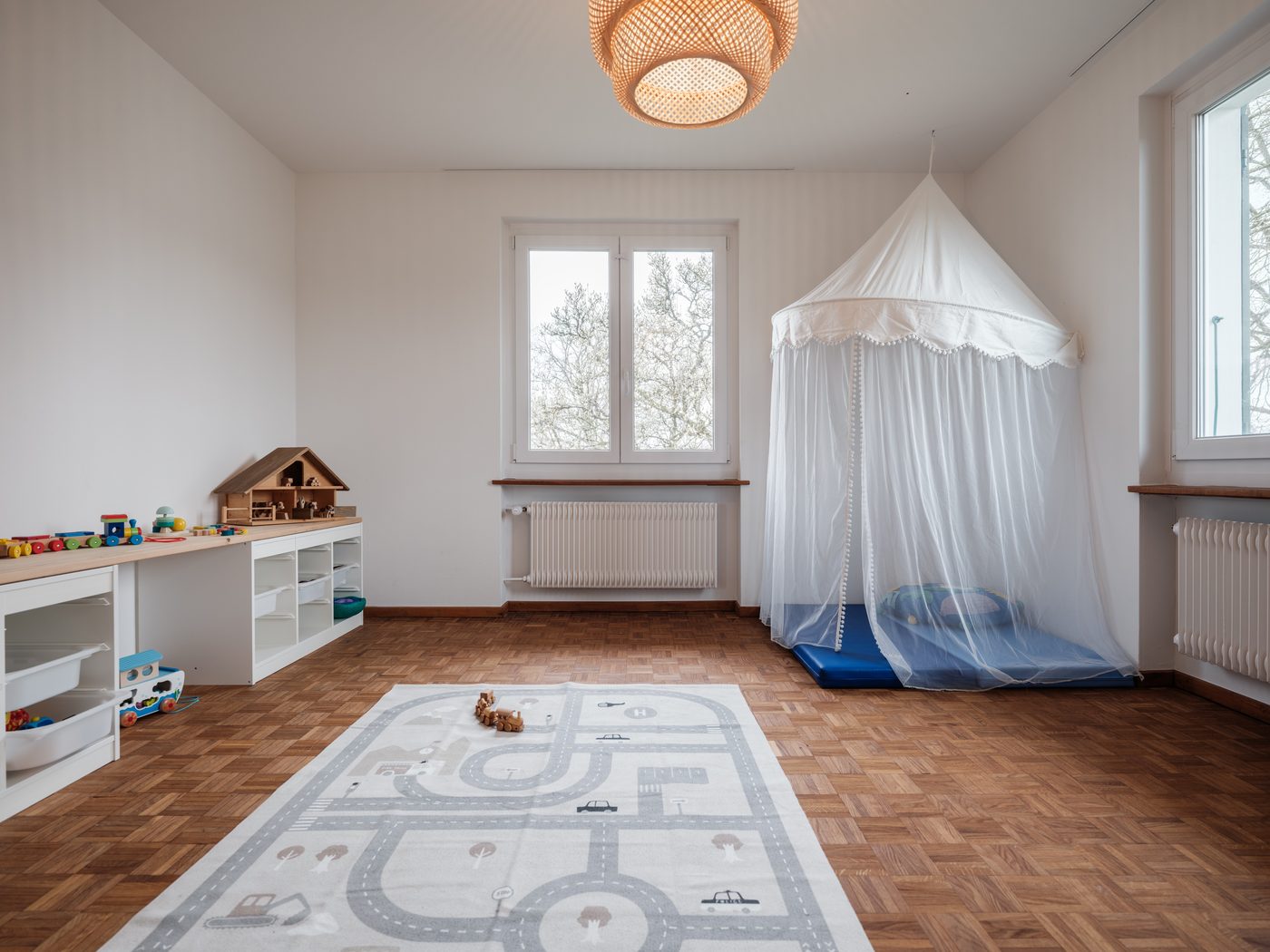 Kinder spielen im Garten des Kinderort Windspiel